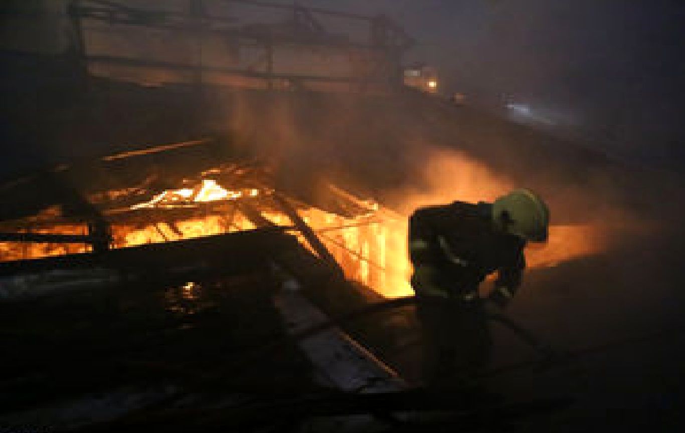 حریق در پایتخت؛ کارگاه نجاری خیابان قدوسی تهران در آتش سوخت